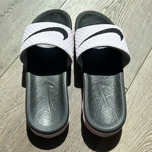 Women’s Nike slide, size 8, like new